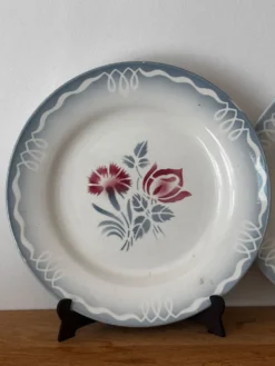 Ensemble de deux assiettes plates fleuries en faïence