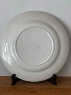 Ensemble de deux assiettes plates fleuries en faïence