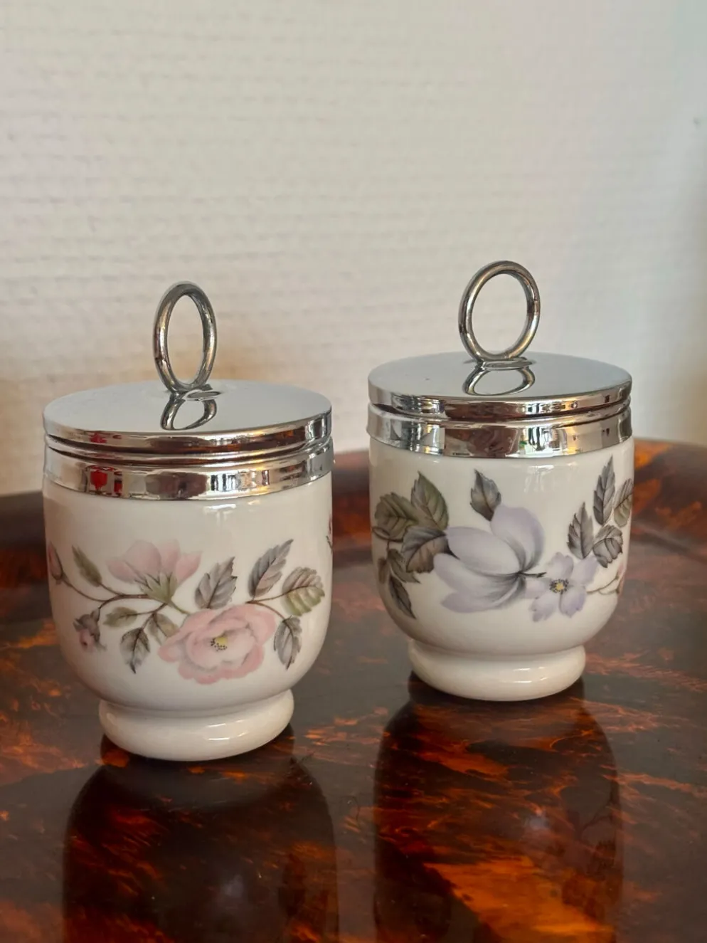 Ensemble de deux cuit oeufs egg coddler porcelaine Royal Worcester