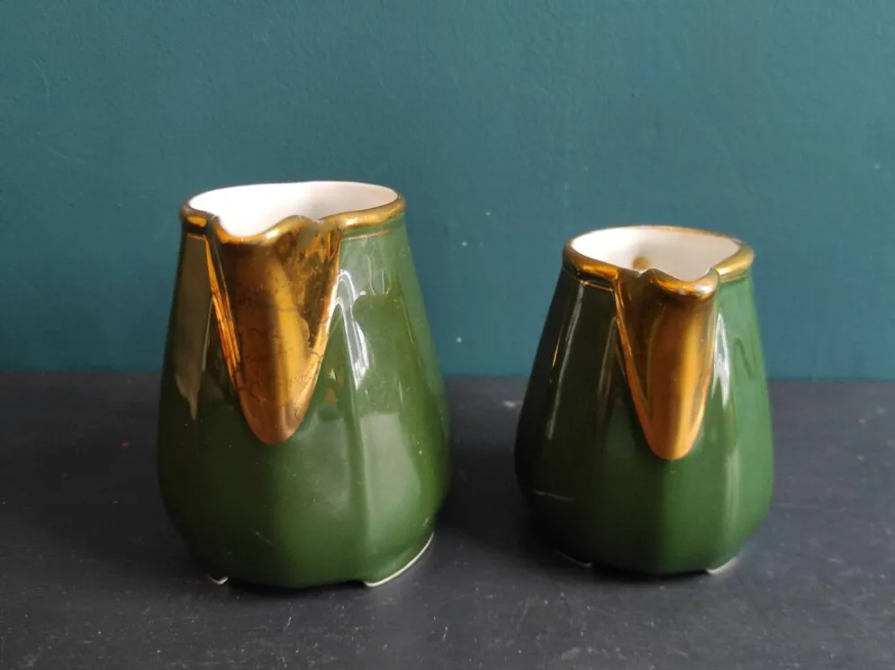 Ensemble de deux pots à lait vintage français en vert et or, Manuguet, Tarbes Lourdes