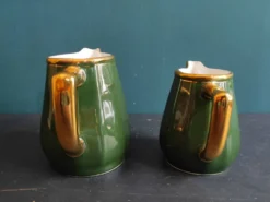 Ensemble de deux pots à lait vintage français en vert et or, Manuguet, Tarbes Lourdes