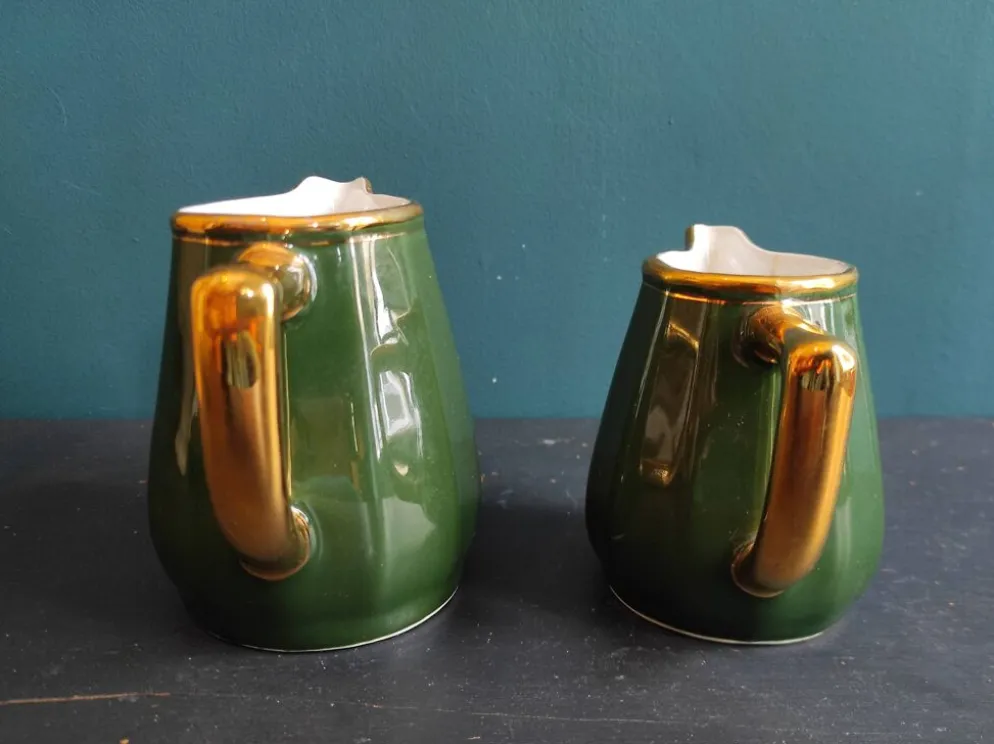 Ensemble de deux pots à lait vintage français en vert et or, Manuguet, Tarbes Lourdes