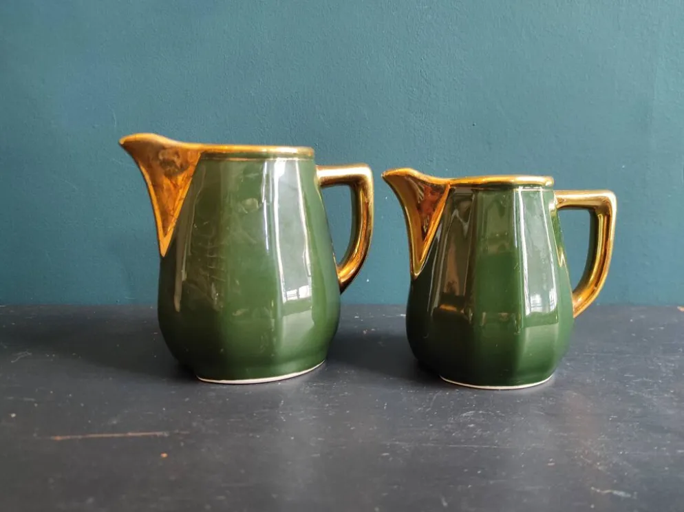 Ensemble de deux pots à lait vintage français en vert et or, Manuguet, Tarbes Lourdes