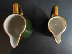 Ensemble de deux pots à lait vintage français en vert et or, Manuguet, Tarbes Lourdes