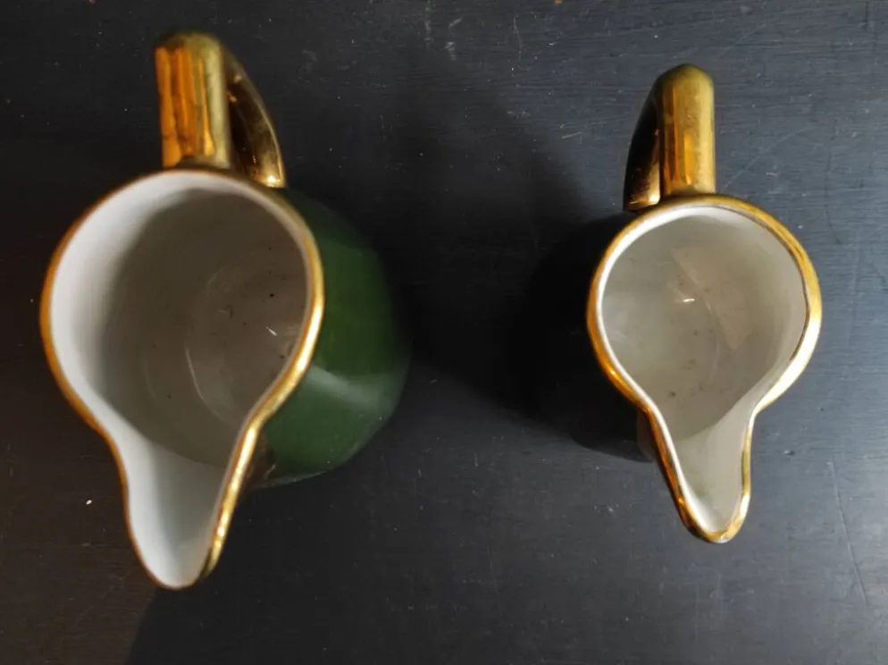Ensemble de deux pots à lait vintage français en vert et or, Manuguet, Tarbes Lourdes