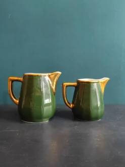 Ensemble de deux pots à lait vintage français en vert et or, Manuguet, Tarbes Lourdes
