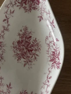 Ensemble de deux raviers anciens en porcelaine fleurie vieux rose