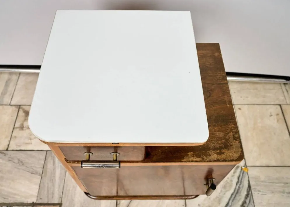 Ensemble de deux tables de nuit Art Déco, par Jindřich Halabala, années 1940, Tchécoslovaquie.