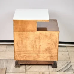 Ensemble de deux tables de nuit Art Déco, par Jindřich Halabala, années 1940, Tchécoslovaquie.