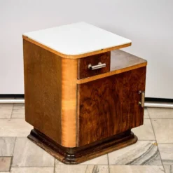 Ensemble de deux tables de nuit Art Déco, par Jindřich Halabala, années 1940, Tchécoslovaquie.