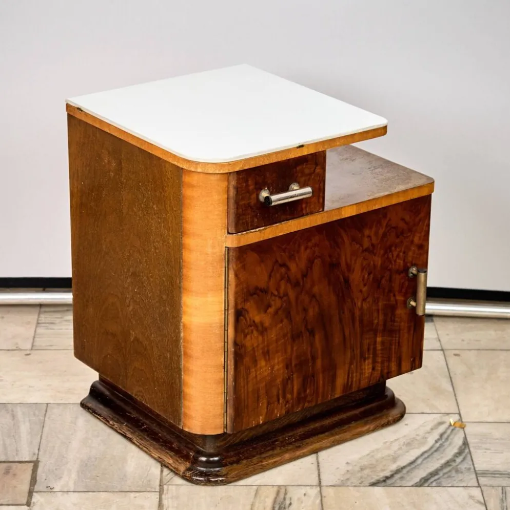 Ensemble de deux tables de nuit Art Déco, par Jindřich Halabala, années 1940, Tchécoslovaquie.