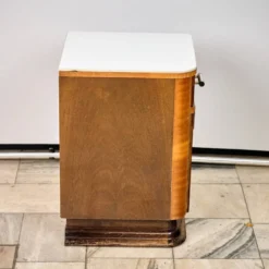 Ensemble de deux tables de nuit Art Déco, par Jindřich Halabala, années 1940, Tchécoslovaquie.