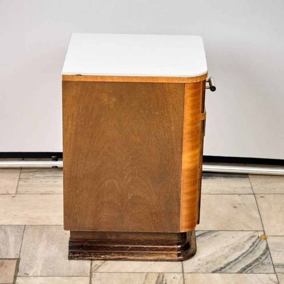 Ensemble de deux tables de nuit Art Déco, par Jindřich Halabala, années 1940, Tchécoslovaquie.