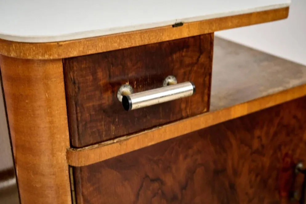 Ensemble de deux tables de nuit Art Déco, par Jindřich Halabala, années 1940, Tchécoslovaquie.