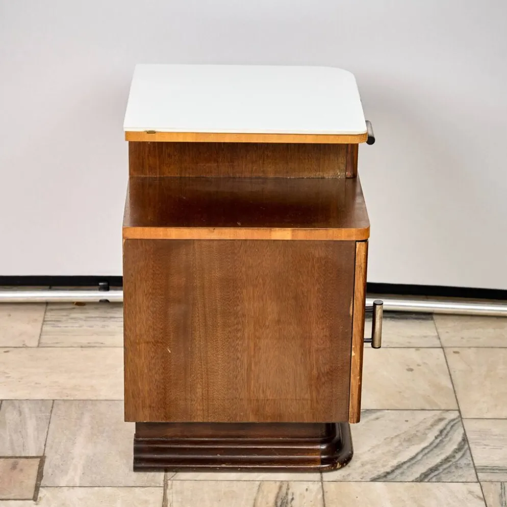 Ensemble de deux tables de nuit Art Déco, par Jindřich Halabala, années 1940, Tchécoslovaquie.