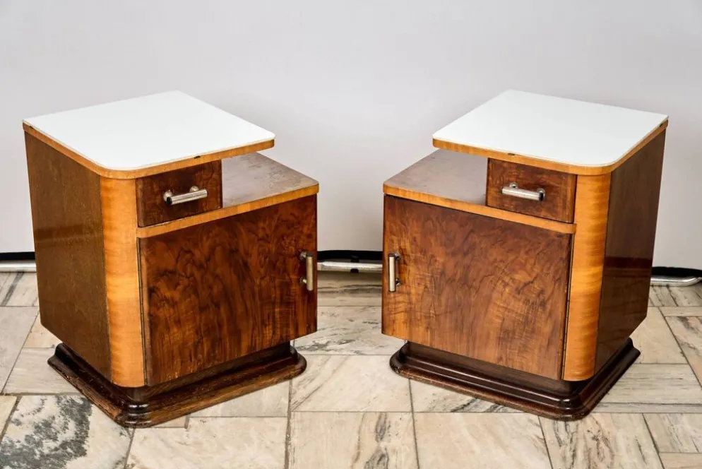 Ensemble de deux tables de nuit Art Déco, par Jindřich Halabala, années 1940, Tchécoslovaquie.