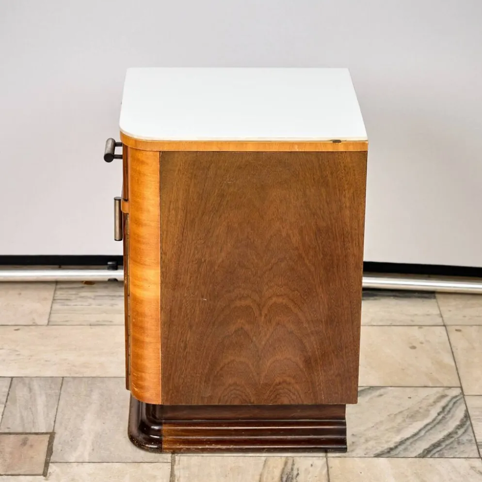 Ensemble de deux tables de nuit Art Déco, par Jindřich Halabala, années 1940, Tchécoslovaquie.