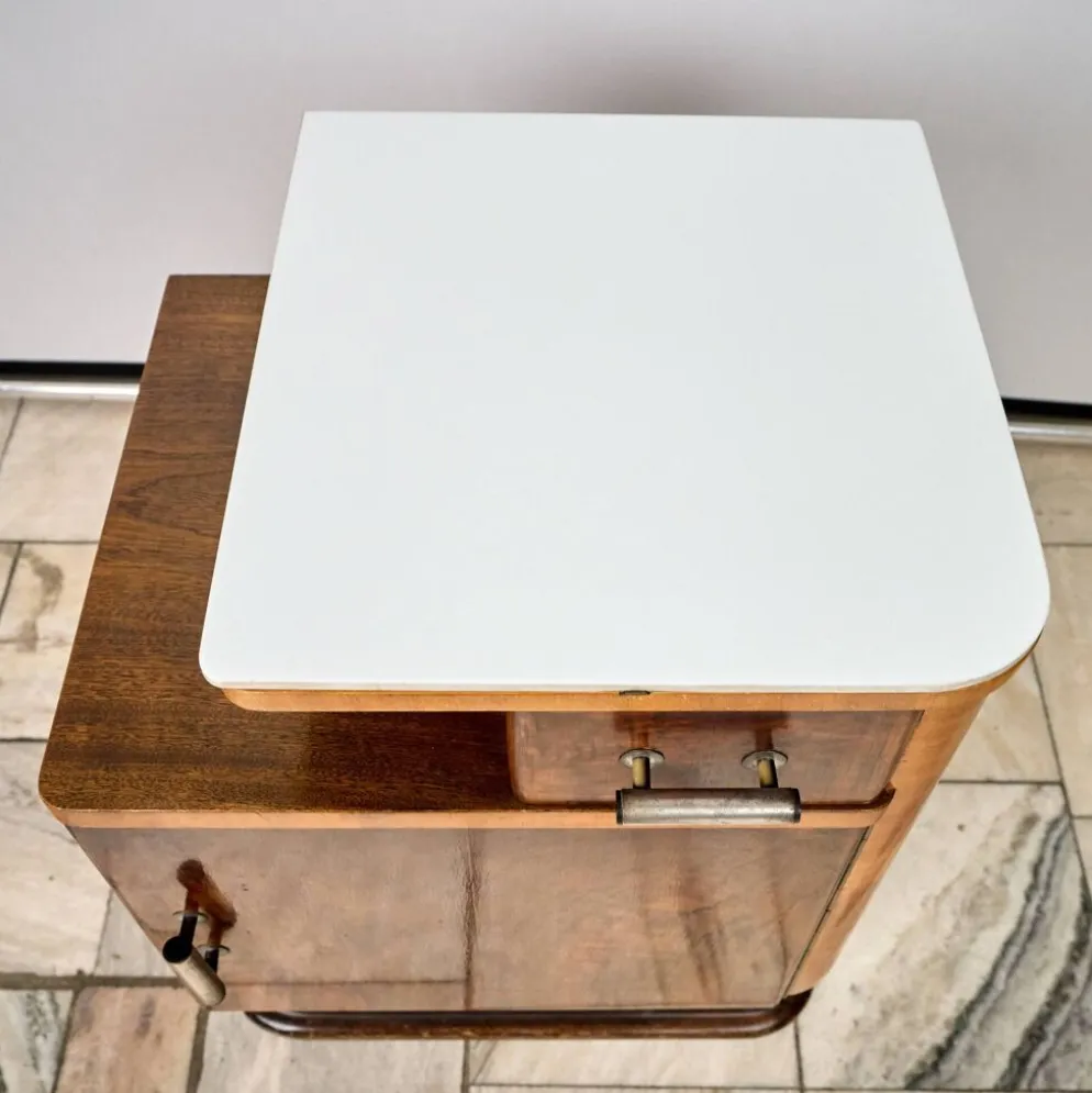 Ensemble de deux tables de nuit Art Déco, par Jindřich Halabala, années 1940, Tchécoslovaquie.
