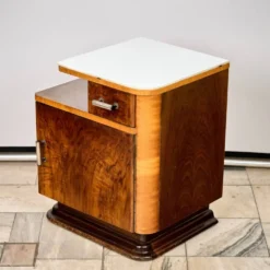 Ensemble de deux tables de nuit Art Déco, par Jindřich Halabala, années 1940, Tchécoslovaquie.