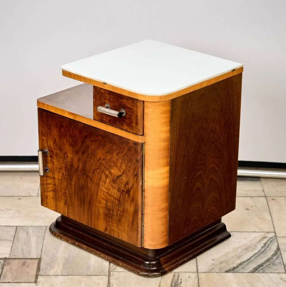 Ensemble de deux tables de nuit Art Déco, par Jindřich Halabala, années 1940, Tchécoslovaquie.