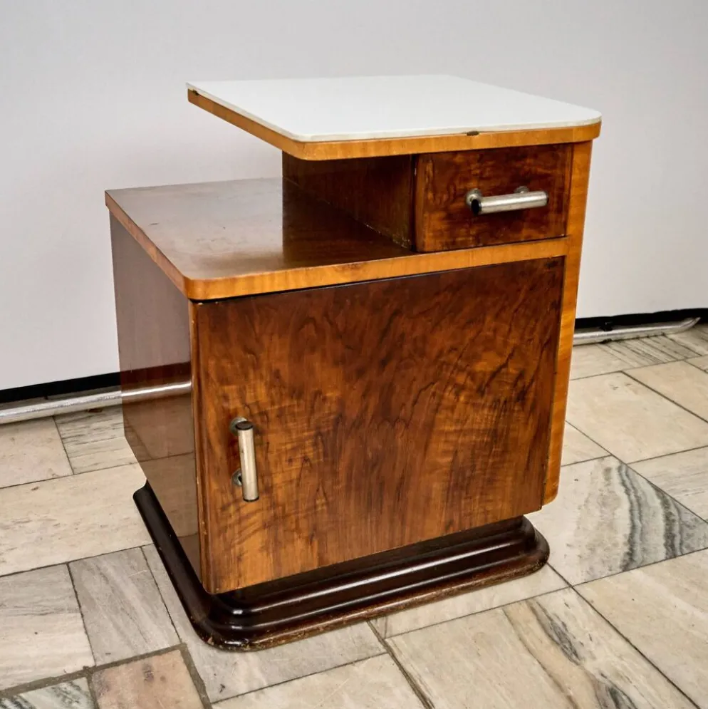 Ensemble de deux tables de nuit Art Déco, par Jindřich Halabala, années 1940, Tchécoslovaquie.