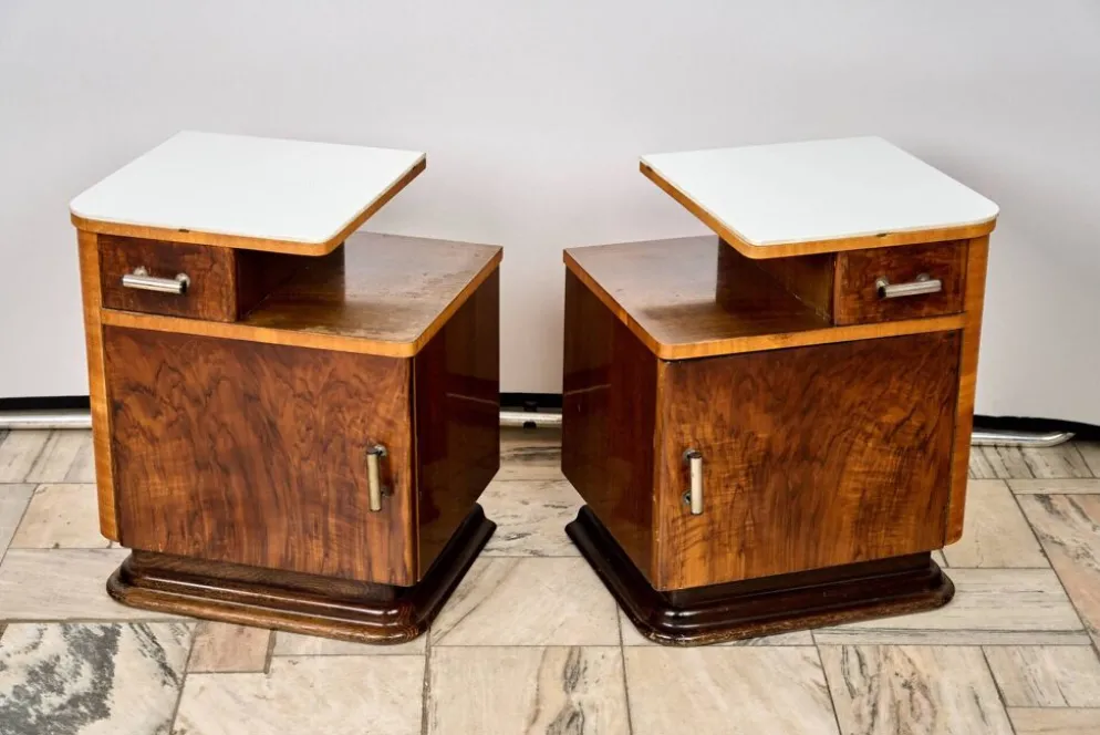 Ensemble de deux tables de nuit Art Déco, par Jindřich Halabala, années 1940, Tchécoslovaquie.