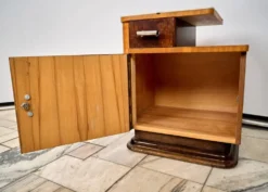 Ensemble de deux tables de nuit Art Déco, par Jindřich Halabala, années 1940, Tchécoslovaquie.