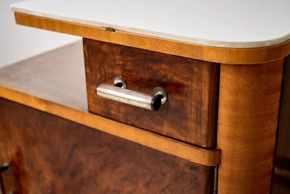Ensemble de deux tables de nuit Art Déco, par Jindřich Halabala, années 1940, Tchécoslovaquie.
