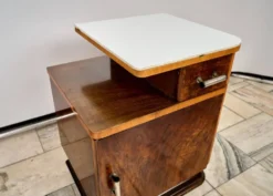 Ensemble de deux tables de nuit Art Déco, par Jindřich Halabala, années 1940, Tchécoslovaquie.