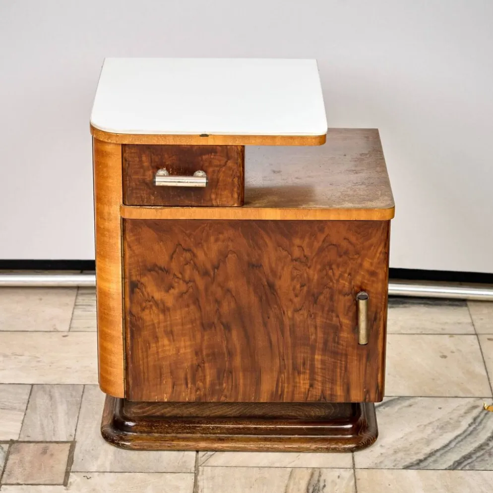 Ensemble de deux tables de nuit Art Déco, par Jindřich Halabala, années 1940, Tchécoslovaquie.