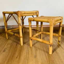 Ensemble de deux tables gigognes en rotin et osier