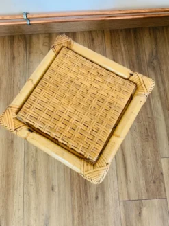 Ensemble de deux tables gigognes en rotin et osier