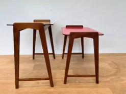 Ensemble de deux tables gigognes en formica - Tchécoslovaquie, vers les années 1960.