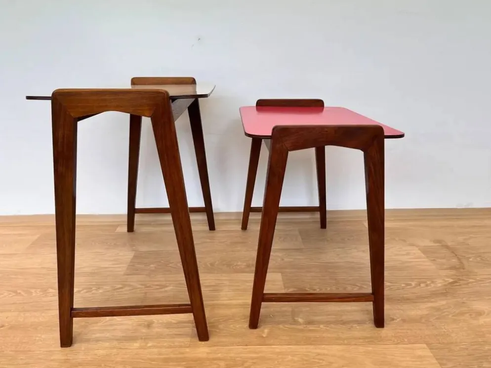Ensemble de deux tables gigognes en formica - Tchécoslovaquie, vers les années 1960.