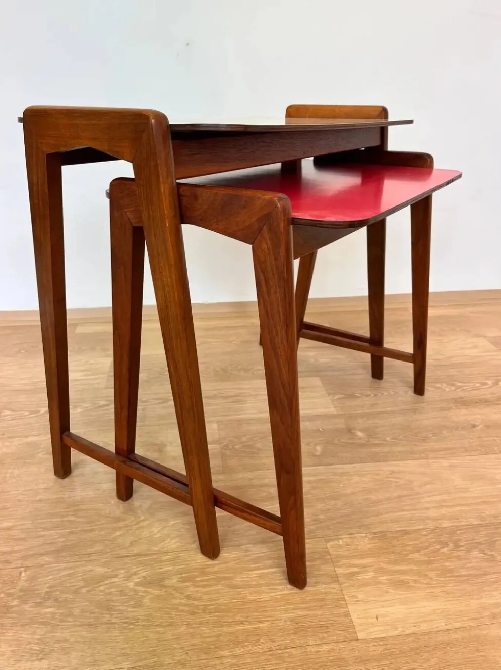 Ensemble de deux tables gigognes en formica - Tchécoslovaquie, vers les années 1960.
