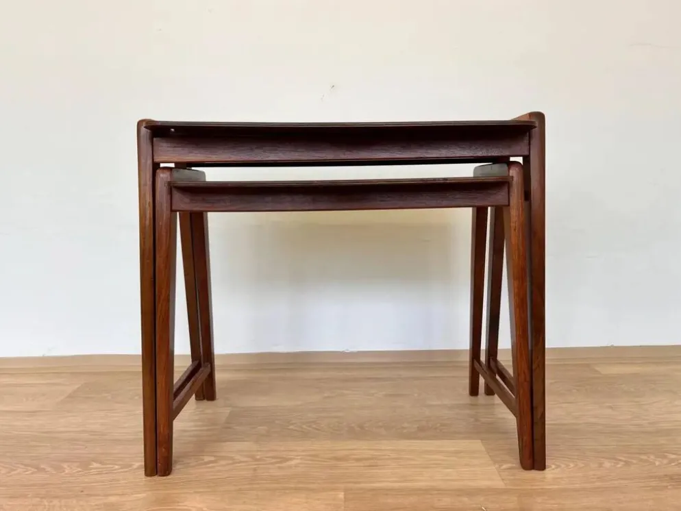 Ensemble de deux tables gigognes en formica - Tchécoslovaquie, vers les années 1960.