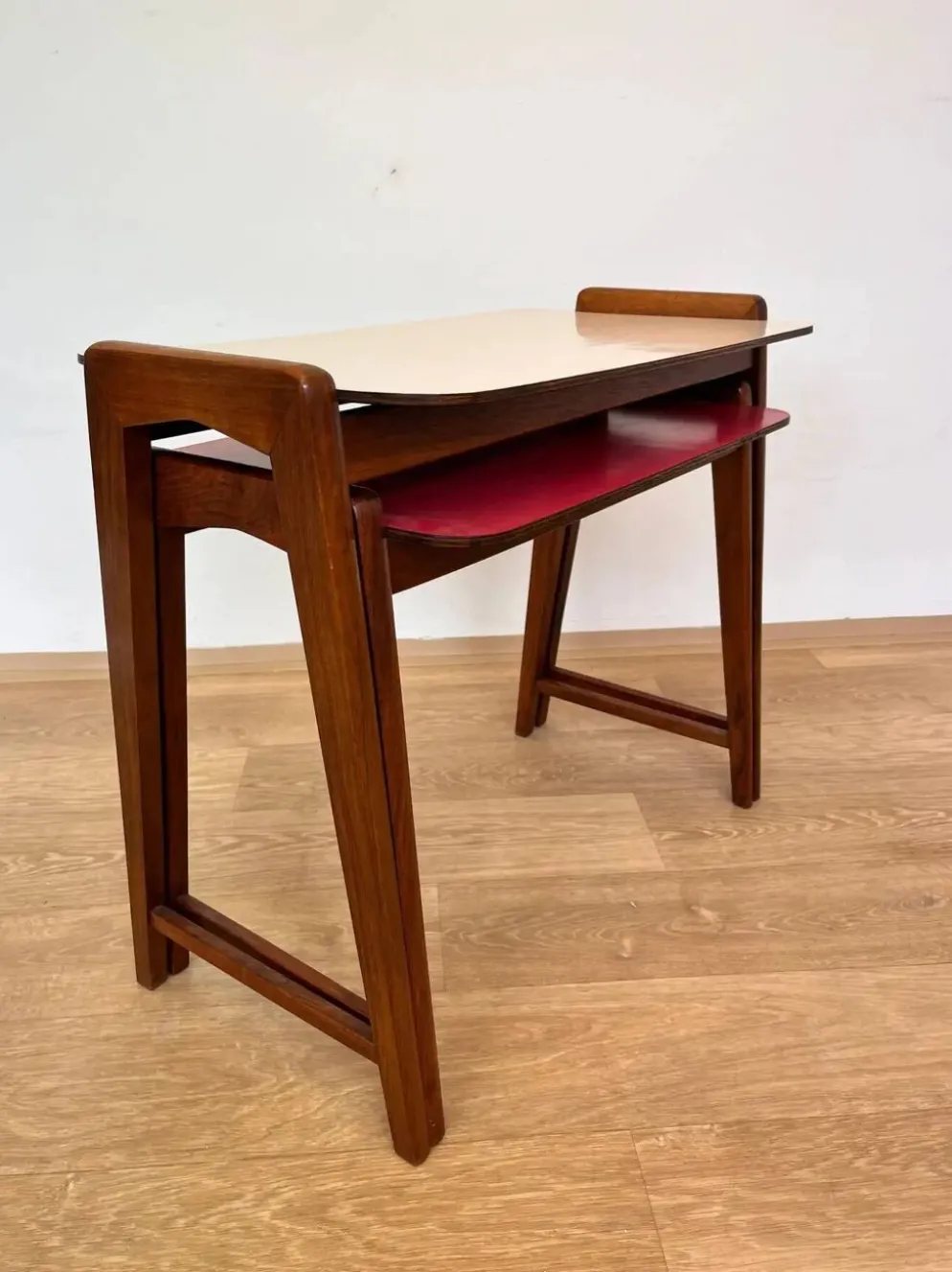 Ensemble de deux tables gigognes en formica - Tchécoslovaquie, vers les années 1960.