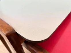 Ensemble de deux tables gigognes en formica - Tchécoslovaquie, vers les années 1960.