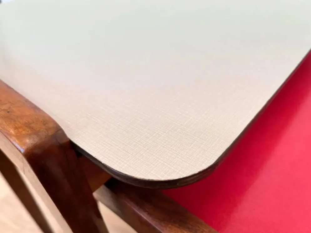 Ensemble de deux tables gigognes en formica - Tchécoslovaquie, vers les années 1960.