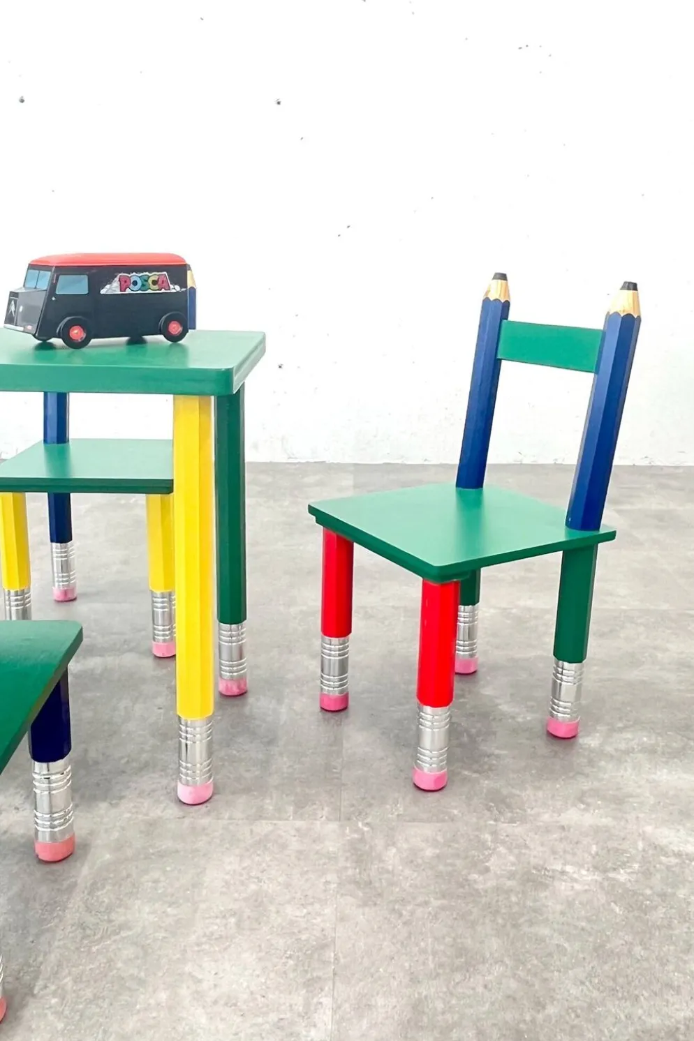 Ensemble de meubles en crayons de couleur vintage – IKEA x Pierre Sala