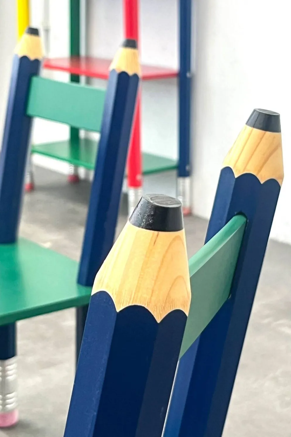 Ensemble de meubles en crayons de couleur vintage – IKEA x Pierre Sala