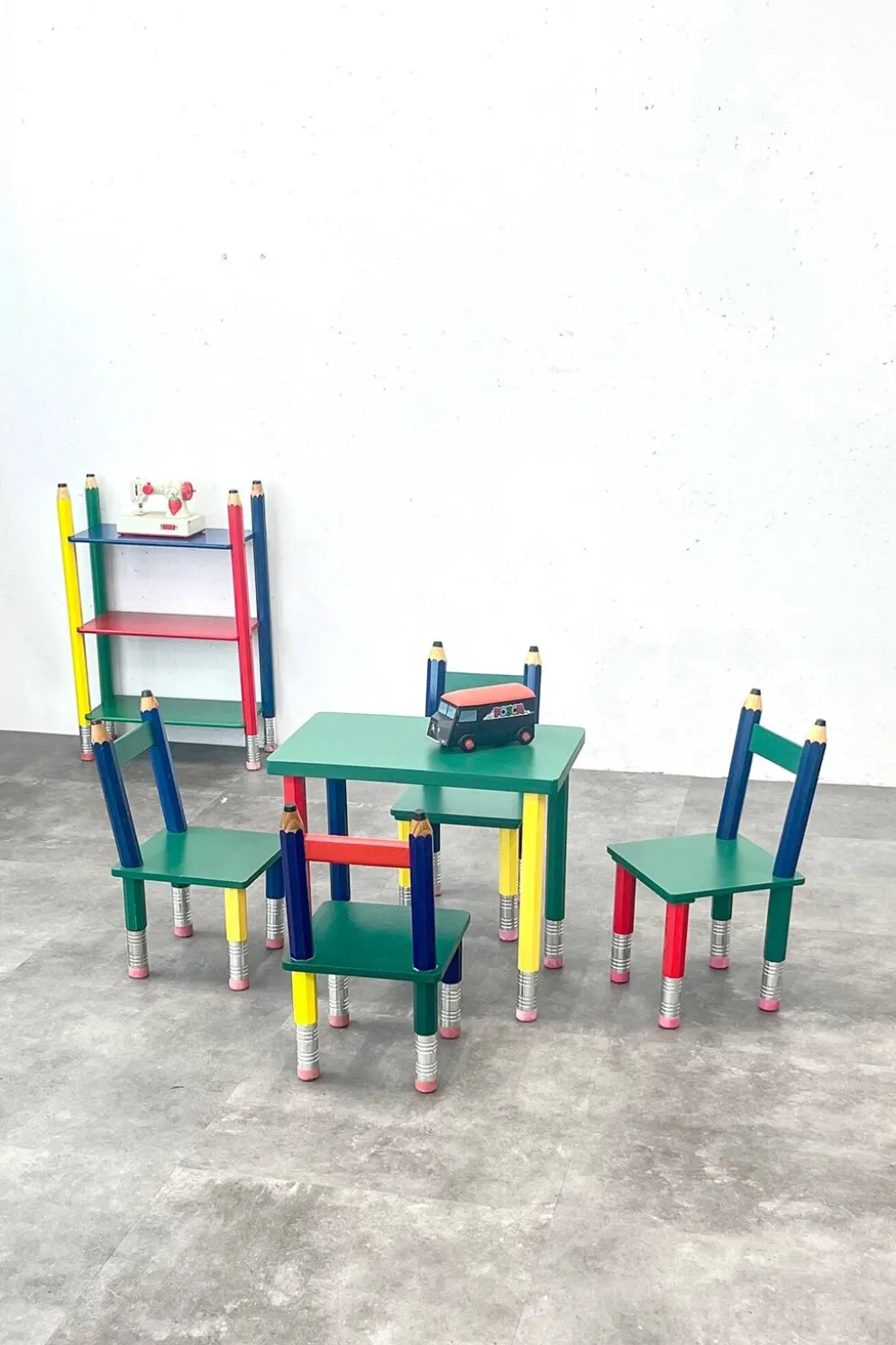 Ensemble de meubles en crayons de couleur vintage – IKEA x Pierre Sala