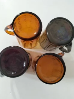 Ensemble de 4 mugs en verre pressé coloré, esprit vintage