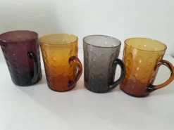 Ensemble de 4 mugs en verre pressé coloré, esprit vintage