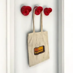 Ensemble de patères rouges pour manteaux, conçu par Olaf Von Bohr pour Kartell, années 1970.