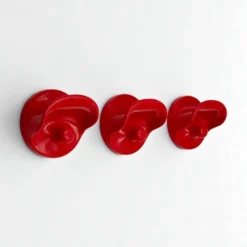 Ensemble de patères rouges pour manteaux, conçu par Olaf Von Bohr pour Kartell, années 1970.