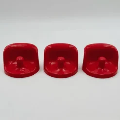 Ensemble de patères rouges pour manteaux, conçu par Olaf Von Bohr pour Kartell, années 1970.
