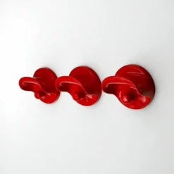 Ensemble de patères rouges pour manteaux, conçu par Olaf Von Bohr pour Kartell, années 1970.