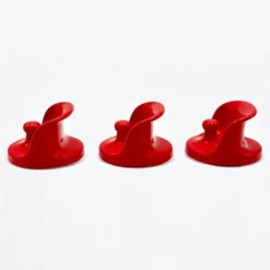 Ensemble de patères rouges pour manteaux, conçu par Olaf Von Bohr pour Kartell, années 1970.