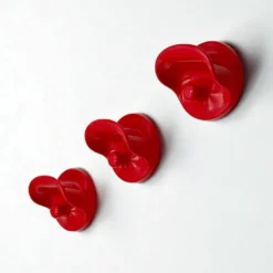 Ensemble de patères rouges pour manteaux, conçu par Olaf Von Bohr pour Kartell, années 1970.